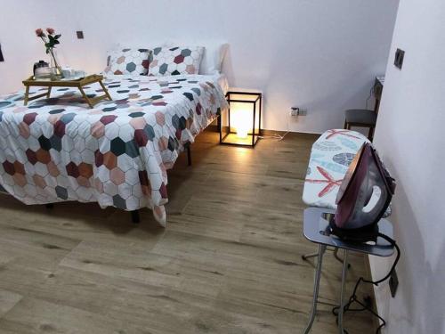 ダカールにあるSuperbe appartement avec parking gratuit et gardéのベッドとテレビのある寝室