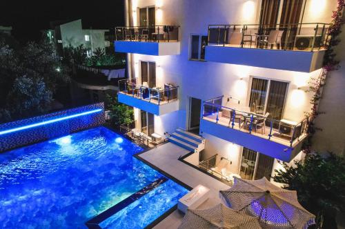 einem Luftblick auf ein Gebäude mit einem Pool in der Unterkunft Hotel Mare in Ksamil