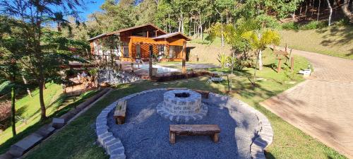an overhead view of a backyard with a house at Linda Casa de Campo com Piscina na Rota dos Ipês in Domingos Martins