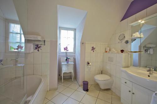 Ванна кімната в Hostellerie du Causse
