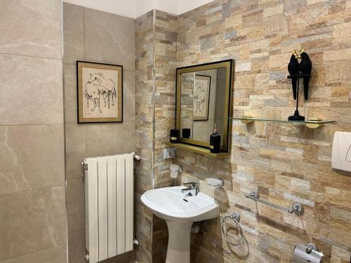 een badkamer met een wastafel en een spiegel bij House of artist in Isolabona