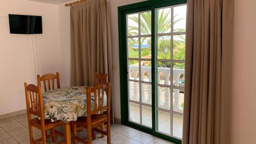 Μια τηλεόραση ή/και κέντρο ψυχαγωγίας στο Apartamentos Villa Aurora
