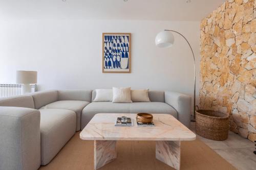 a living room with a couch and a table at Casa da Almargens in Bordeira