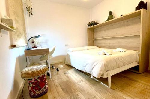um quarto com uma cama, uma secretária e uma mesa em 12-Apartamento en la playa Piscina em Alicante