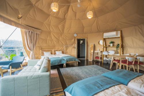 a room with two beds in a tent at 伊豆Cocoグランピングリゾート in Ito