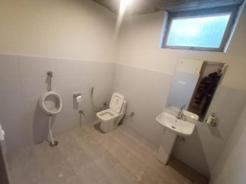 baño con urinario, aseo y lavamanos en REBO NUBRA CAMP, en Hundar