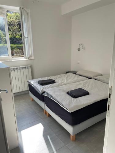 een slaapkamer met een bed met zwarte handdoeken bij Cinque Terre, Tuscany, Liguria, Lerici #5 in Lerici