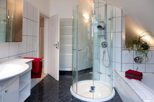 y baño con ducha y lavamanos. en Luxus-Idyll mit Pfalz-Panorama, en Rhodt unter Rietburg