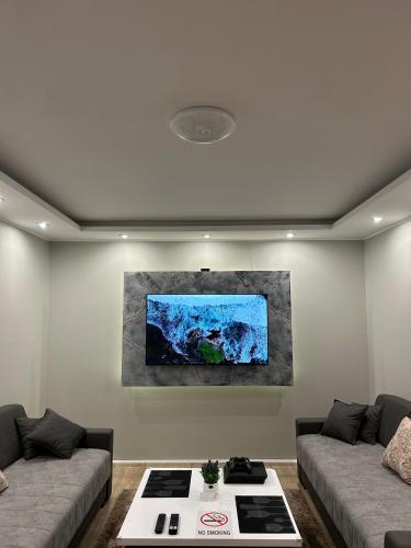 Una televisión o centro de entretenimiento en Mirrors Apartmani