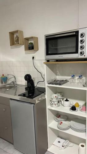 a kitchen with a microwave and a counter top at Joli studio dans le village in Saintes-Maries-de-la-Mer