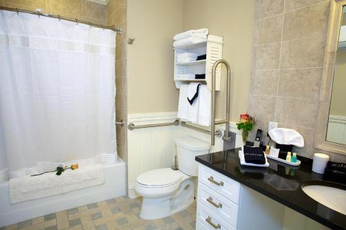 Et badeværelse på Guest House at Norwalk Inn