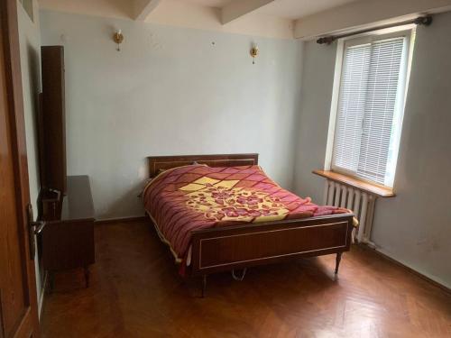 Whole House near the Batumi في باتومي: غرفة نوم مع سرير في غرفة مع نافذة