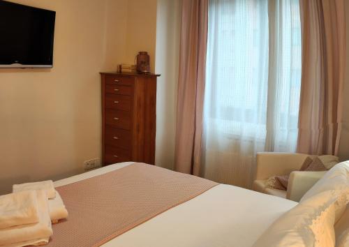 1 dormitorio con 1 cama, vestidor y ventana en LA ERMITA en Zamora