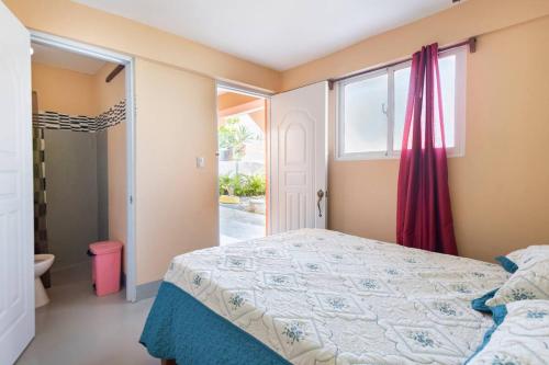 sypialnia z łóżkiem i oknem w obiekcie HOTEL RANCHO EL NOVATO w mieście Concepción de La Vega