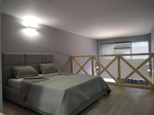 Postel nebo postele na pokoji v ubytování KingsWay Mezzanine