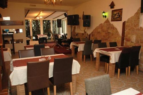 um restaurante com mesas e cadeiras num quarto em Motel Bella Italia em Saraievo