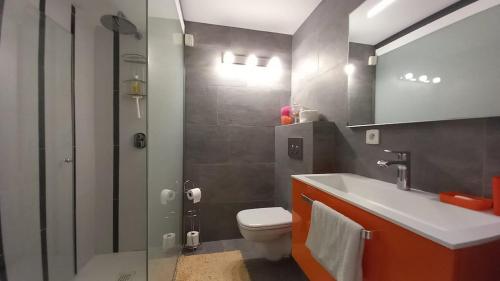 une salle de bain avec toilettes, lavabo et douche dans l'établissement Rez de villa vue mer et sa piscine privative à débordement, à Saint-Peïre-sur-Mer