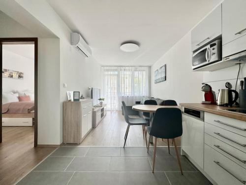 Premium Apartment by Hi5 - Zamardi One-bedroom