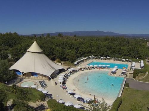 une vue aérienne d'une piscine avec des chaises et des parasols dans l'établissement Vacances inoubliables en Ardèche 4 personnes, à Grospierres