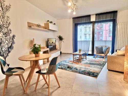 uma sala de estar com uma mesa e cadeiras e um sofá em TraMonti Apartments Pescara em Pescara