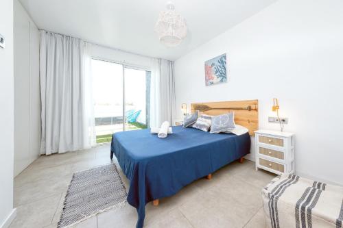 Postel nebo postele na pokoji v ubytování La Marinera House-near the beach, fast wifi, air-con and SAT tv