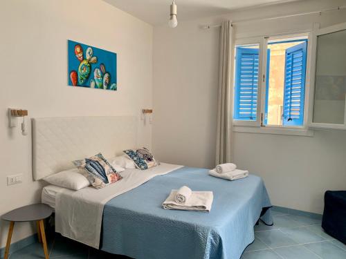sypialnia z łóżkiem z ręcznikami w obiekcie le calette Marettimo w mieście Marettimo