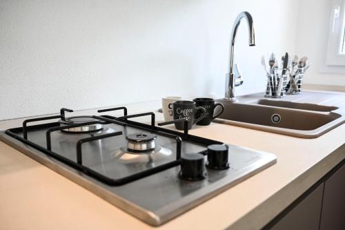 a stove top in a kitchen next to a sink at Zeituna Lodge a Porto Cesareo in Torre Lapillo