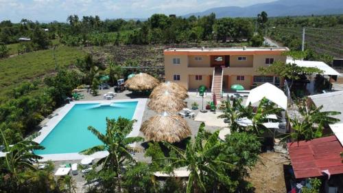 einen Luftblick auf ein Resort mit einem Pool in der Unterkunft HOTEL RANCHO EL NOVATO in Concepción de La Vega