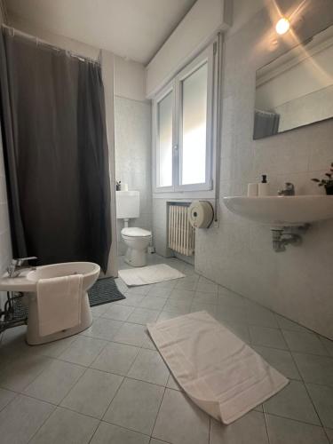 een badkamer met een wastafel, een toilet en een douche bij Pensione Trento in Mestre