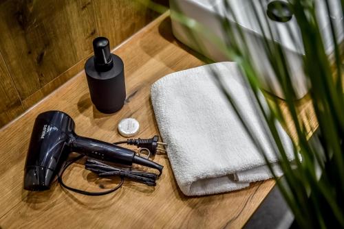 a blow dryer on a table next to a towel at Podtatrzańskie Apartamenty in Nowy Targ