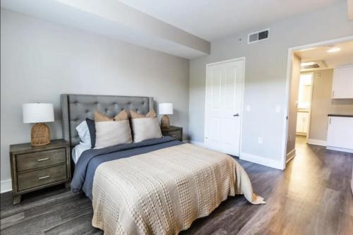 um quarto com uma cama com um edredão azul em 3BDR and 2 BTH apt in SM, 5 min to beach with Pool, Gym and Free parking em Los Angeles