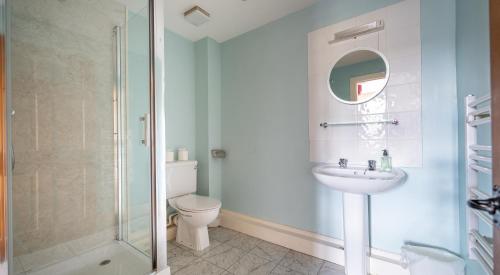 索里的住宿－Buttermere，浴室配有卫生间、盥洗盆和淋浴。