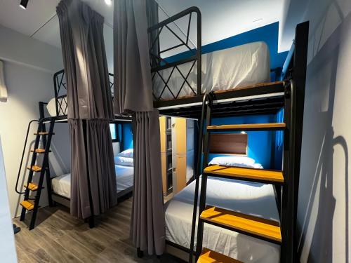 sypialnia z łóżkami piętrowymi w pokoju wieloosobowym w obiekcie 漁聲民宿 FishON B&B w mieście Magong