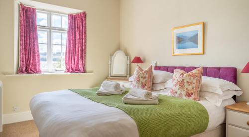 索里的住宿－Buttermere，一间卧室设有一张大床和一个窗户。