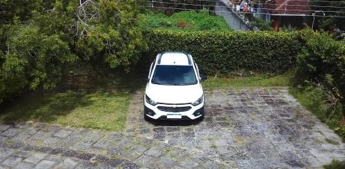 a white car parked in a parking lot at Suíte de hóspedes independente com cozinha in Teresópolis