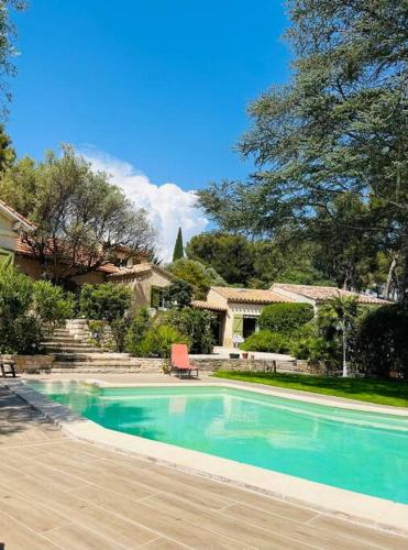 une piscine devant une maison dans l'établissement Le gîte de Fontsainte, à La Ciotat