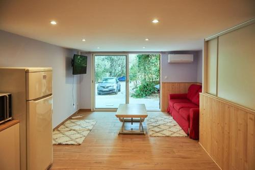 un salon avec un canapé rouge et une table dans l'établissement Le gîte de Fontsainte, à La Ciotat