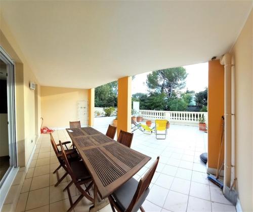 une salle à manger avec une table et des chaises sur un patio dans l'établissement T3 spacieux dans une résidence de standing, à Fréjus