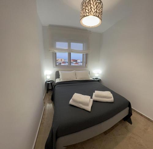 sypialnia z łóżkiem i dwoma ręcznikami na nim w obiekcie Residence Turiga w mieście Estepona