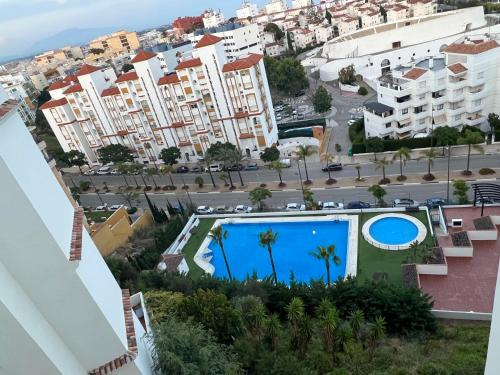 widok na budynki mieszkalne i basen w obiekcie Residence Turiga w mieście Estepona
