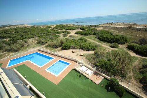 een luchtzicht op een huis met een zwembad bij Luxury and Modern Beach Apartment with Sea Views in La Mata