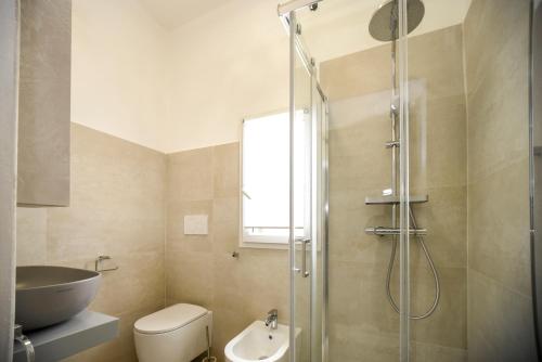 a bathroom with a shower and a toilet and a sink at Zeituna Lodge a Porto Cesareo in Torre Lapillo