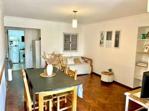 a living room with a table and a couch at Hermoso Depto en el corazón de Nueva Cordoba in Cordoba