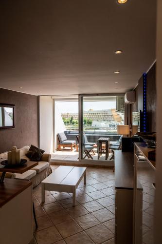 un salon avec un canapé et une table dans l'établissement Cap d'Agde Suit'Appart 42m2 T2 Village Naturiste, au Cap d'Agde