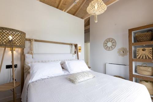 Кровать или кровати в номере Phos & Physis Luxury Villa
