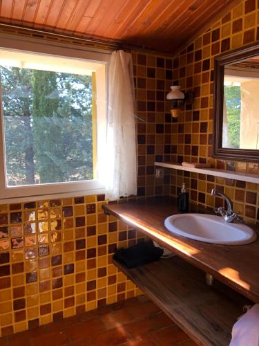 baño con lavabo y ventana en Chambre au Cœur du Luberon, en Peypin-dʼAigues