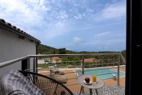 Балкон или терраса в Phos & Physis Luxury Villa