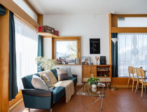 uma sala de estar com um sofá e uma mesa em Chez Elsy - Crans-Sapins em Crans-Montana