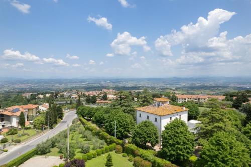 een luchtzicht op een stad met een gebouw en een weg bij Relais Villa Bianca in Gambassi Terme