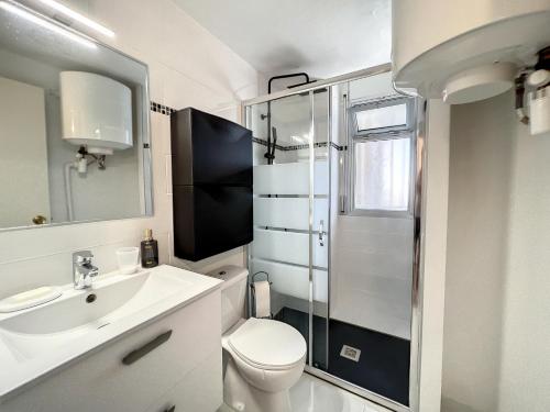 een badkamer met een toilet, een wastafel en een douche bij Marina 26 - Estudio totalmente reformado in Roses